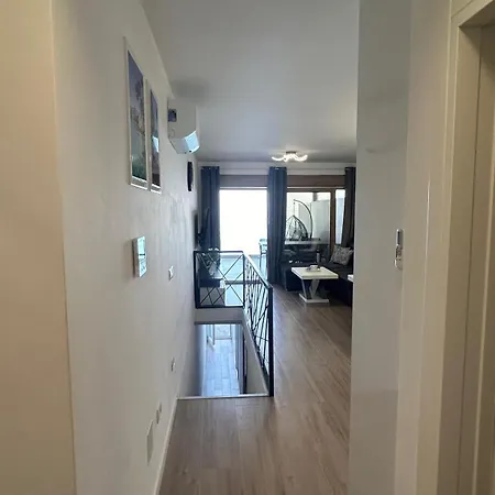 Oceanfront Apartman *